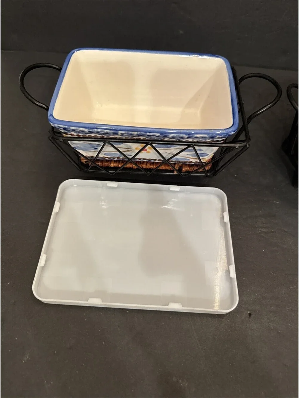 Temp-tations By Tara Old World Blue Pair Of Dishes with Wire Holder .5 & .6 Qts